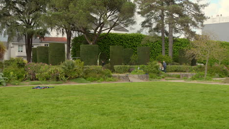 Aufnahme-Von-Einheimischen,-Die-An-Einem-Bewölkten-Tag-Um-Den-Maurice-Schwob-Park-In-Nantes,-Frankreich,-Spazieren-Gehen