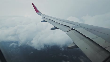 Desde-La-Ventana-Se-Ve-Un-Gran-Avión-En-El-Que-Se-Ven-Diferentes-Tipos-De-Hélices