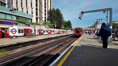 Ein-Zug-Der-Metropolitan-Line-Kommt-Am-Bahnhof-Harrow-on-the-Hill-In-London-An.