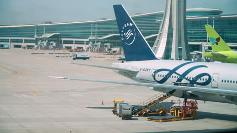 Mantenimiento-De-Aviones-En-El-Aeropuerto,-Carga-De-Equipaje-En-Un-Avión-Por-Parte-Del-Personal-Técnico-De-Los-Trabajadores-En-El-Aeropuerto-De-Incheon