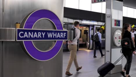 Innenansicht-Des-Bahnsteigs-Der-Elizabeth-Line-In-Canary-Wharf,-Während-Die-Leute-Zur-Arbeit-Gehen,-London,-Großbritannien,-Juli-2023