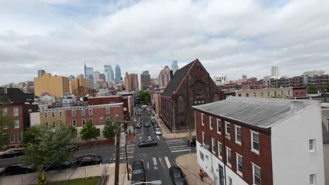 FPV-Drohnenaufnahme-Einer-Historischen-Straße-Im-Viertel-Südphiladelphia