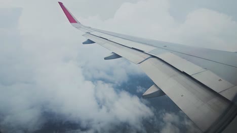 Viele-Große-Wolken-Und-Wunderschöne-Natur-Sind-Vom-Fenster-Aus-Sichtbar