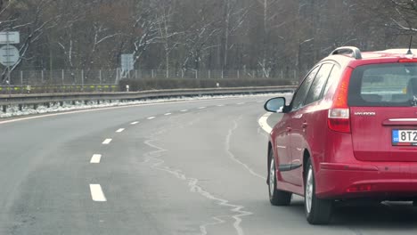 Adelantamiento-De-Un-Vehículo-Familiar-Hyundai-I30-Cw-Rojo-En-La-Carretera-Con-Efecto-De-Cámara-Lenta