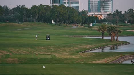 Una-Vista-Del-Club-De-Golf-De-Dubai,-Inaugurado-En-1993,-Que-Cuenta-Con-Un-Campo-De-Campeonato-De-18-Hoyos-Par-71