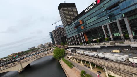 Drone-FPV-A-Lo-Largo-De-La-Costa-De-Schuylkill-Y-El-Edificio-Aramark-En-Filadelfia,-EE.UU.