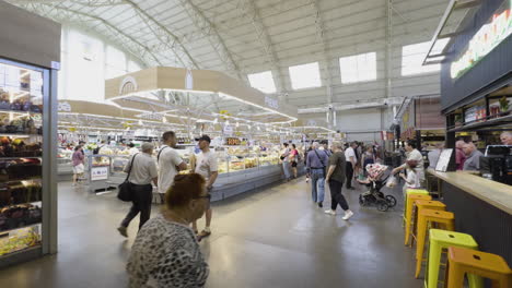 Modernes-Interieur-Des-Lebensmittelladens-Am-Rigaer-Zentralmarkt,-Während-Die-Menschen-Ihren-Wöchentlichen-Einkauf-Erledigen