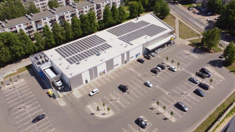 Luftaufnahme-Einer-Lidl-Filiale-Mit-Sonnenkollektoren-Und-Parkplatz