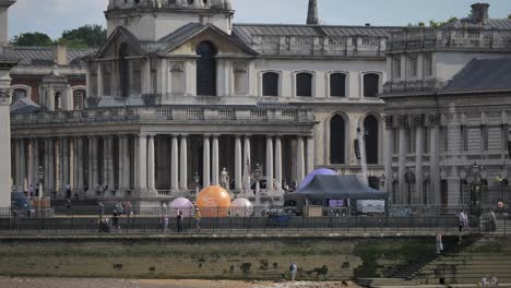 Die-Veranstaltung-Findet-Im-Juli-2023-Auf-Dem-Zentralen-Platz-Des-Alten-Royal-Naval-College-Mit-Verschiedenen-Aufbauten-In-Greenwich,-London,-Großbritannien,-Statt.