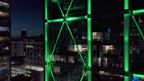 Edificio-De-Oficinas-Con-Arquitectura-Moderna-Y-Luces-Verdes-Por-La-Noche-En-El-Centro-De-Atlanta,-Georgia