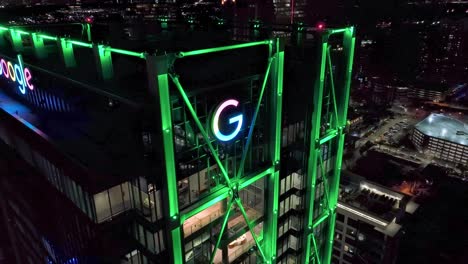 Edificio-De-Oficinas-De-Google-Iluminado-Por-La-Noche-En-El-Centro-De-Atlanta,-Georgia