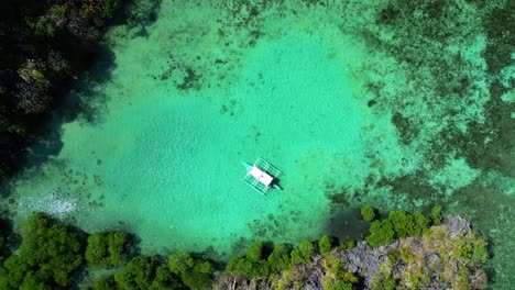 Kayangan-See-In-Coron-Tour-Boot-Drohne-Luftaufnahme-Abstieg