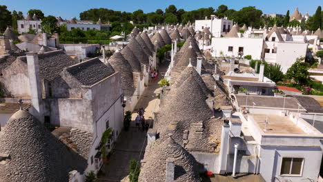 Trulli-Icónicas-Viviendas-De-Piedra-En-La-Ciudad-Metropolitana-De-Alberobello,-Bari,-Apulia,-Sur-De-Italia