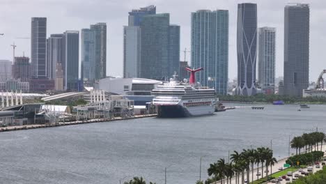 Macarthur-Causeway,-El-Puerto-De-Miami-Y-El-Horizonte-Del-Centro-De-Miami