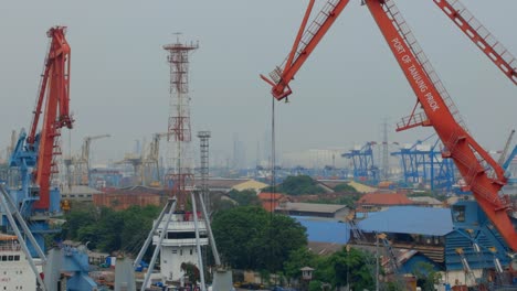 Construcción-De-Grúas-Portuarias-Rojas-En-El-Puerto-De-Tanjung-Priok