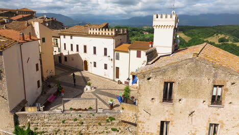 Vista-Aérea-De-La-Piazza-Della-Roma-En-Stimigliano,-Lacio,-Italia