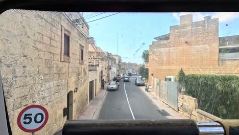 Blick-Aus-Dem-Obersten-Stockwerk-Eines-Busses-Bei-Einer-Fahrt-Durch-Die-Historischen-Straßen-Von-Gozo,-Malta,-Der-Eine-Einzigartige-Perspektive-Auf-Das-Reiche-Erbe-Und-Die-Architektonische-Schönheit-Der-Insel-Bietet