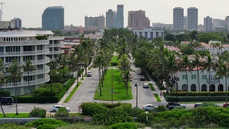 West-Palm-Beach,-Florida,-Royal-Palm-Way-Und-Die-Skyline-Der-Innenstadt