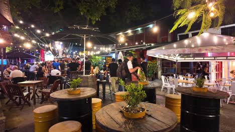 Fußgänger-Auf-Der-Partystraße-Mit-Restaurants-Und-Bars-In-El-Poblado,-Medellin-Stadt-Bei-Nacht