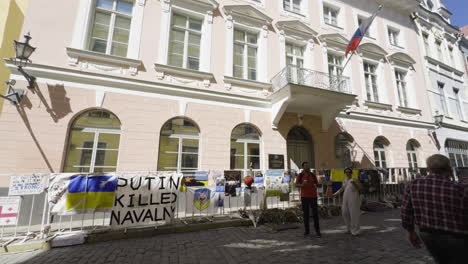 Krieg-In-Der-Ukraine-Protest-Vor-Der-Russischen-Botschaft-Mit-Fahnen-Und-Schildern-Im-Schatten-Der-Gebäude