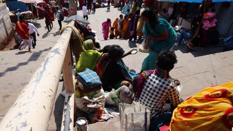 Indische-Frauen-Spenden-Lebensmittel-An-Arme-Obdachlose,-Tagsüber-Video-Aufgenommen-Am-Dashashwamedh-Ghat-Varanasi-Uttar-Pradesh-Indien,-08.-März-2024