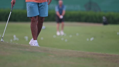 Un-Golfista-Practicando-En-El-Club-De-Golf-De-Dubai,-Emiratos-Árabes-Unidos.