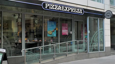 Exterior-Del-Restaurante-De-La-Cadena-Pizza-Express,-Londres,-Reino-Unido,-Julio-De-2023