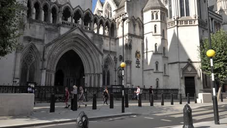 Exterior-of-the-Royal-Courts-of-Justice-in-Strand-street,-London,-UK,-July-2023