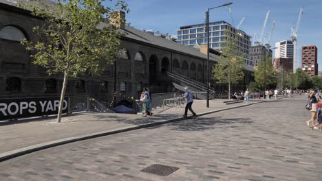 Exterior-Del-Patio-De-Gotas-De-Carbón-A-Lo-Largo-De-Stable-Street,-King&#39;s-Cross,-Londres,-Reino-Unido,-Julio-De-2023