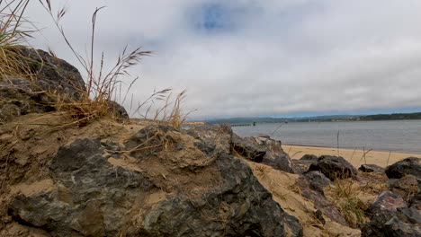 Rocas-Costeras-En-El-Paseo-Marítimo