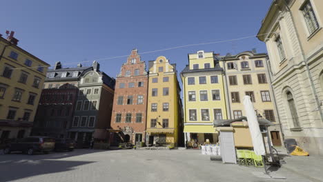 Famosas-Casas-Coloridas-Del-Casco-Antiguo-O-Gamla-Stan,-Toma-Panorámica-De-Gran-Angular-A-La-Derecha