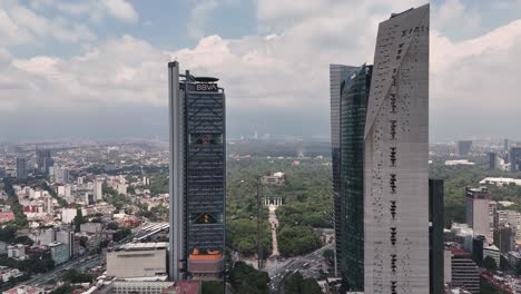 Elevating-views-of-Paseo-de-la-Reforma,-with-Chapultepec-Park-in-backdrop