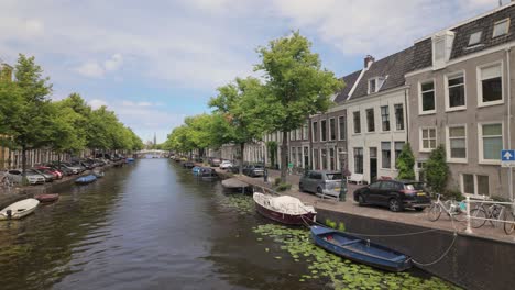 Kanalhäuser-Im-Herengracht-Kanal-In-Leiden,-Amsterdam,-Südholland,-Niederlande