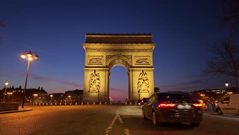 Triumphal-Arch-and-car-traffic-at-sunrise,-Paris-early-in-the-morning