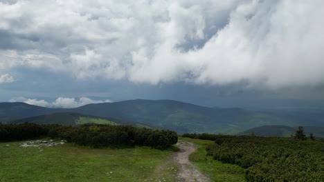 Wandern-Auf-Dem-Gipfel-Des-Berges---Outdoor-Aktivität-An-Der-Frischen-Luft---Beskiden-4k