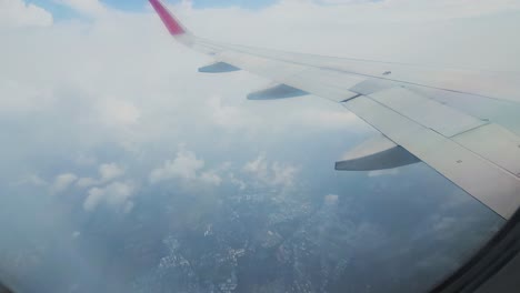 Debajo-Hay-Un-Gran-Silbido-Con-Un-Avión-Volando