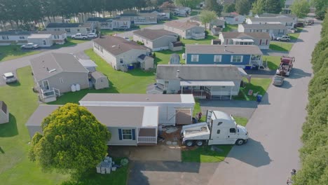 Una-Vista-Aérea-De-Una-Casa-Prefabricada,-Móvil-Y-De-Doble-Ancho-Que-Se-Está-Instalando-En-Un-Lote-De-Un-Parque.