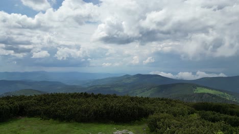 Berge-An-Einem-Bewölkten-Tag-Mit-Berggipfeln,-Wald,-üppigem-Grün-Und-Bäumen---Luftaufnahme-4k