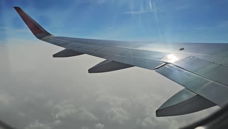 Epischer-Wolkenblick-Aus-Dem-Flugzeugfenster