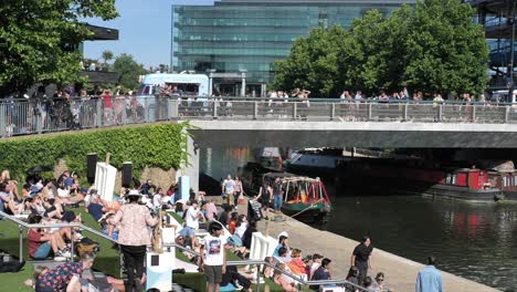 Leute,-Die-Sich-Freiluftkino-Anschauen,-Auf-Den-Grünen-Stufen-Des-Regent&#39;s-Canal-Entlang-Des-Treidelpfads,-King&#39;s-Cross,-London,-Großbritannien,-Juli-2023