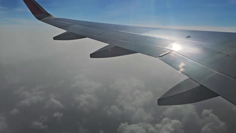 Vista-Desde-La-Ventana-Del-Avión-Que-Viaja-Por-Aire,-Modo-Vacaciones.