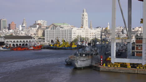 Hafen-Von-Montevideo,-Uruguay,-Zollgebäude,-Marineschiffe-Und--boote,-Zeitlupe