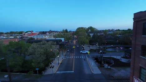 Verkehr-Auf-Der-Hauptstraße-Einer-Charmanten-Kleinen-Amerikanischen-Stadt-Während-Der-Blauen-Stunde