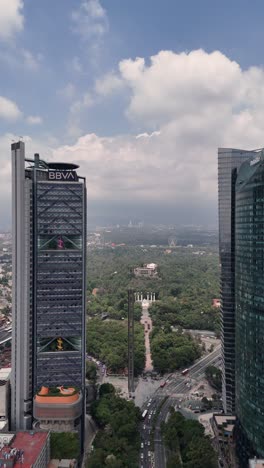 Vertikale-Ansichten-Des-Paseo-De-La-Reforma-Mit-Chapultepec-Park-Im-Hintergrund