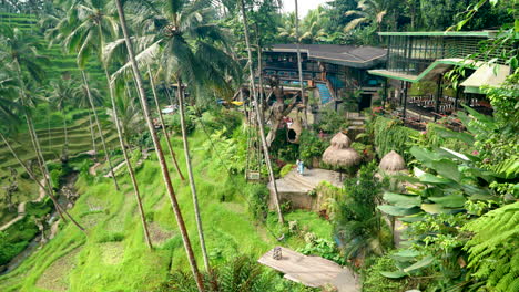 Touristin-Im-Gelben-Kleid-Genießt-Swing-Im-Alas-Harum-Bali-In-Tegallalang,-Indonesien