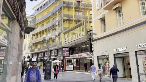 Walking-POV-Vor-Dem-Teatro-Ariston,-Dem-Berühmten-Veranstaltungsort-Des-Italienischen-Musikfestivals