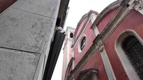 Vista-De-La-Chiesa-Di-San-Giovanni-Crisostomo,-Una-Pequeña-Iglesia-Reconstruida-En-1525-En-Venecia,-Italia,-Que-Captura-La-Esencia-De-La-Preservación-Histórica-Y-El-Significado-Religioso