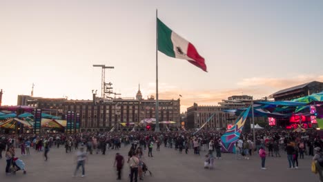 Tiro-De-Hiper-Lapso-De-Bandera-Mexicana-En-El-Centro-De-La-Capital-Del-Zócalo,-Ciudad-De-México