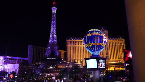 Las-Vegas,-EE.UU.,-El-Hotel-Casino-De-París-Por-La-Noche,-La-Torre-Eiffel-Y-Réplicas-De-Globos-Iluminados