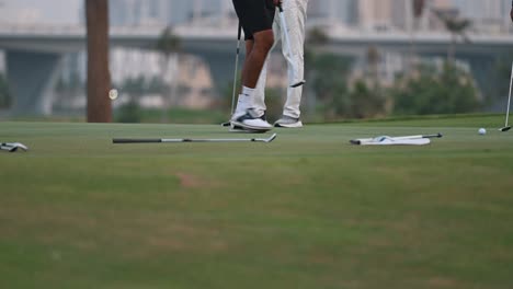 Golfistas-Jugando-En-El-Club-De-Golf-De-Dubai,-Emiratos-Árabes-Unidos.